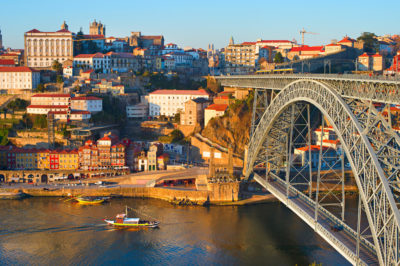 Quel sac à main pour Voyager : Skyline Porto avec le célèbre pont Dom Luis et les bateaux rabelo traditionnels sur la rivière Duoro. Portugal Porto, Portugal