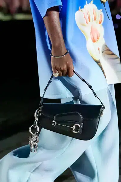 Un sac asymétrique Gucci Horsebit avec une breloque cheval de Cruise 2024.