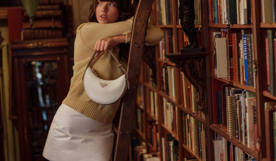 Le Petit et Puissant Sac Prada Arqué : Le petit sac à ajouter à votre garde-robe d'automne et d'hiver