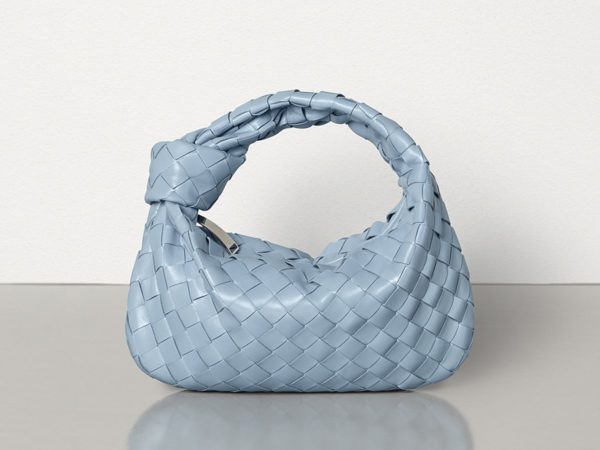 Le « bleu classique » est à la mode et ces sacs le prouvent
