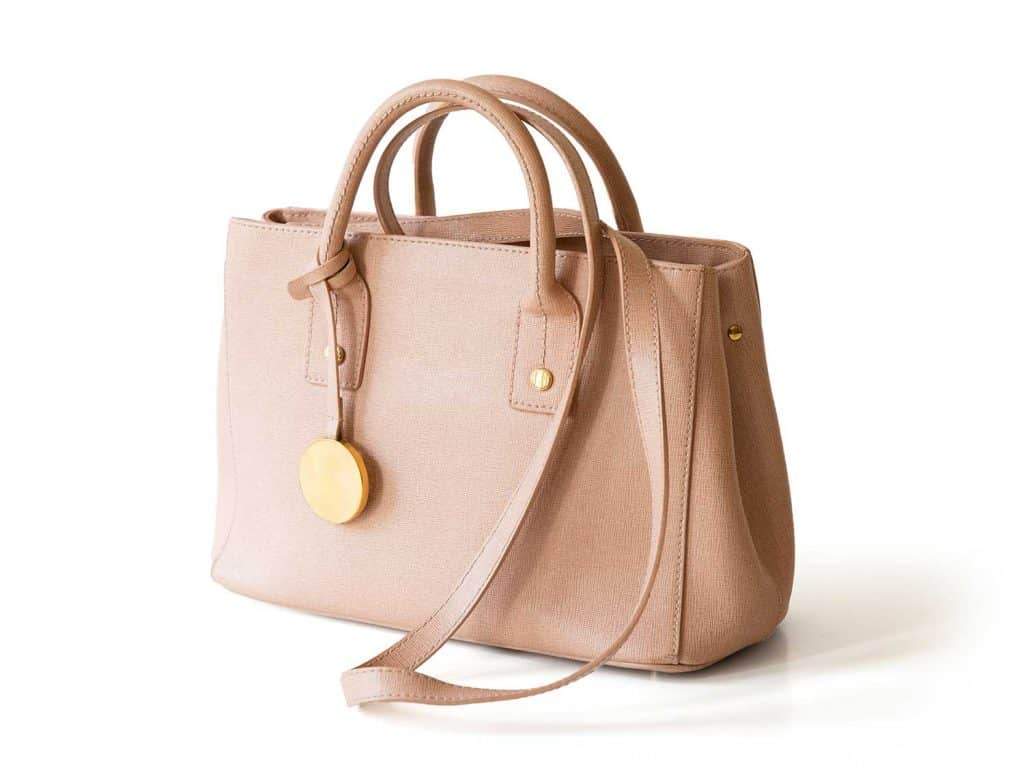 Sac à main féminin en cuir beige isolé sur fond blanc