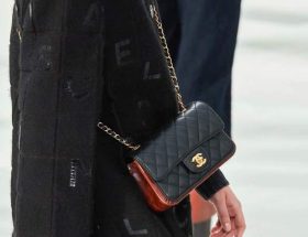Défilé de Chanel, tout est question de sacs classiques pour l'automne 2020