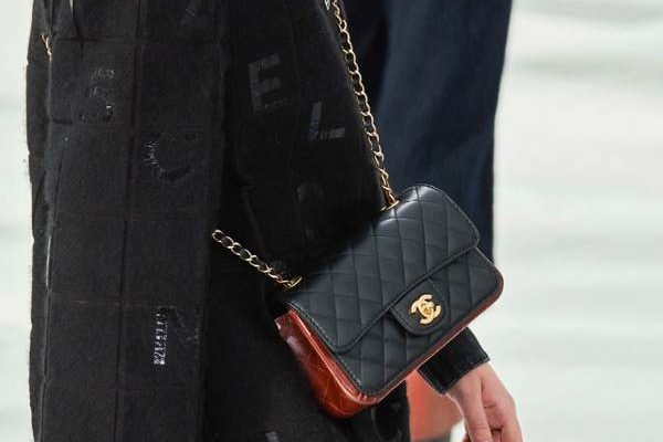 Défilé de Chanel, tout est question de sacs classiques pour l’automne 2020