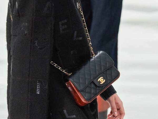 Défilé de Chanel, tout est question de sacs classiques pour l'automne 2020