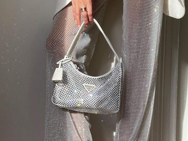 Qu'est-ce qui se passe avec les sacs en strass ?