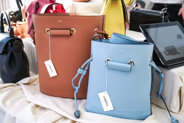 Les sacs Le Huit de Lancel en bleu ciel & beige en exposition