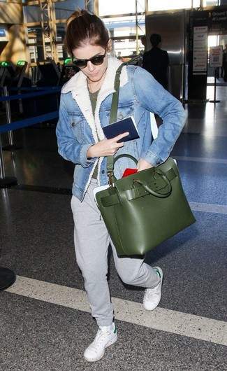 Femme portant un sac vert olive dans un aéroport